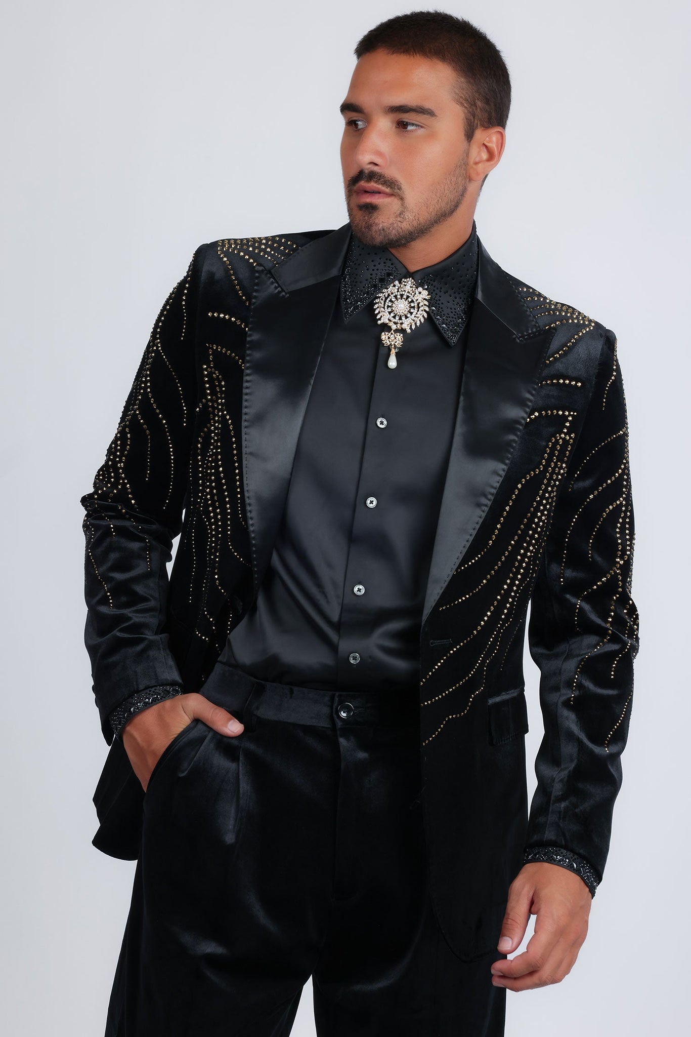 Barabas Wholesale Men's Velvet Rhinestones Design Peak Lapel Blazer 5BL20 Black Gold