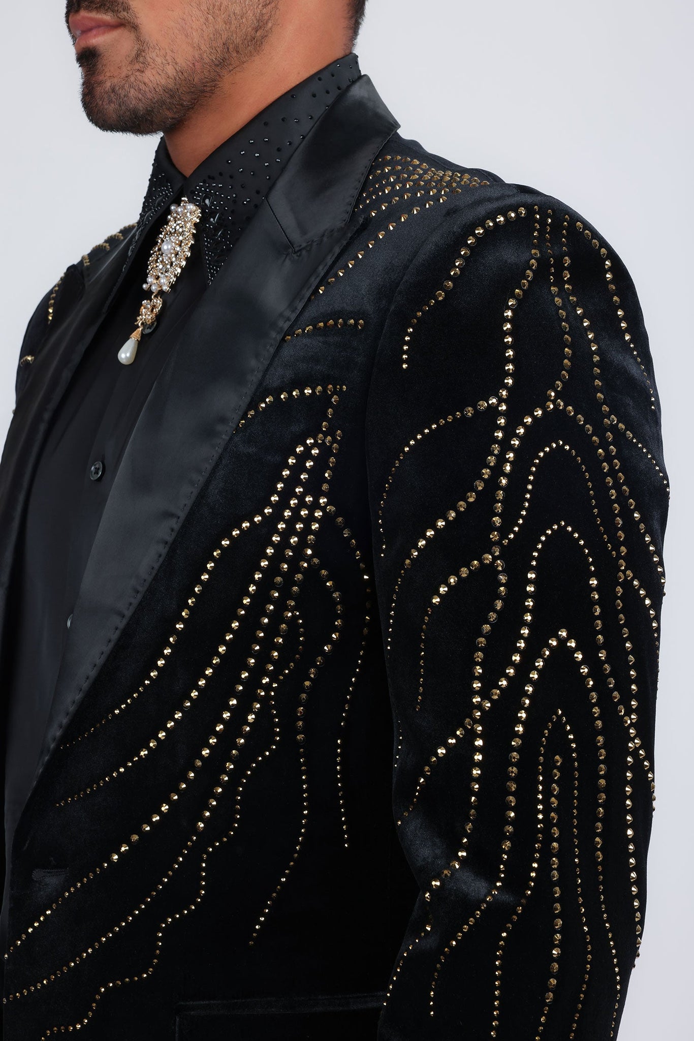 Barabas Wholesale Men's Velvet Rhinestones Design Peak Lapel Blazer 5BL20 Black Gold