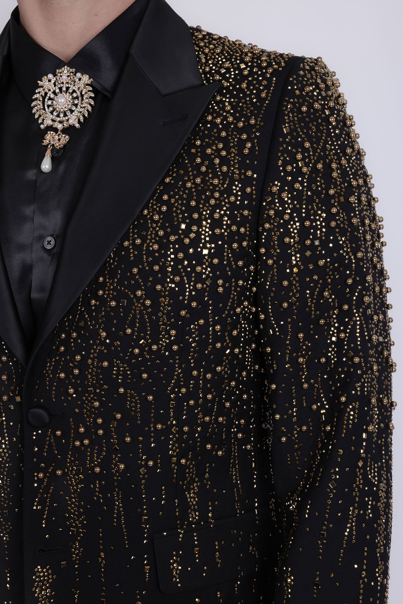 Barabas Wholesale Men's Rhinestones Beaded Design Peak Lapel Blazer 5EBL01 Black Gold